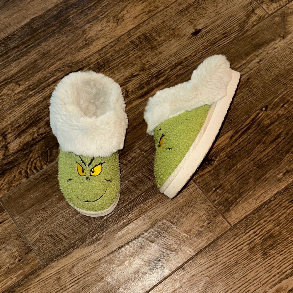 American Eagle Outfitters Grinch platform Slippers with White Fur